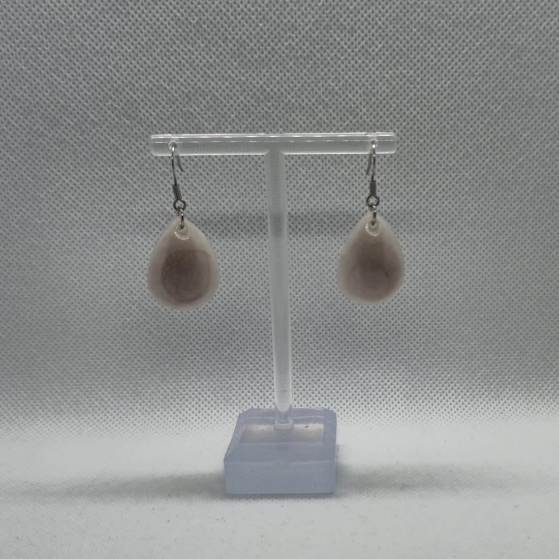 Boucle d'oreilles en résine. Crochets en acier inoxydable