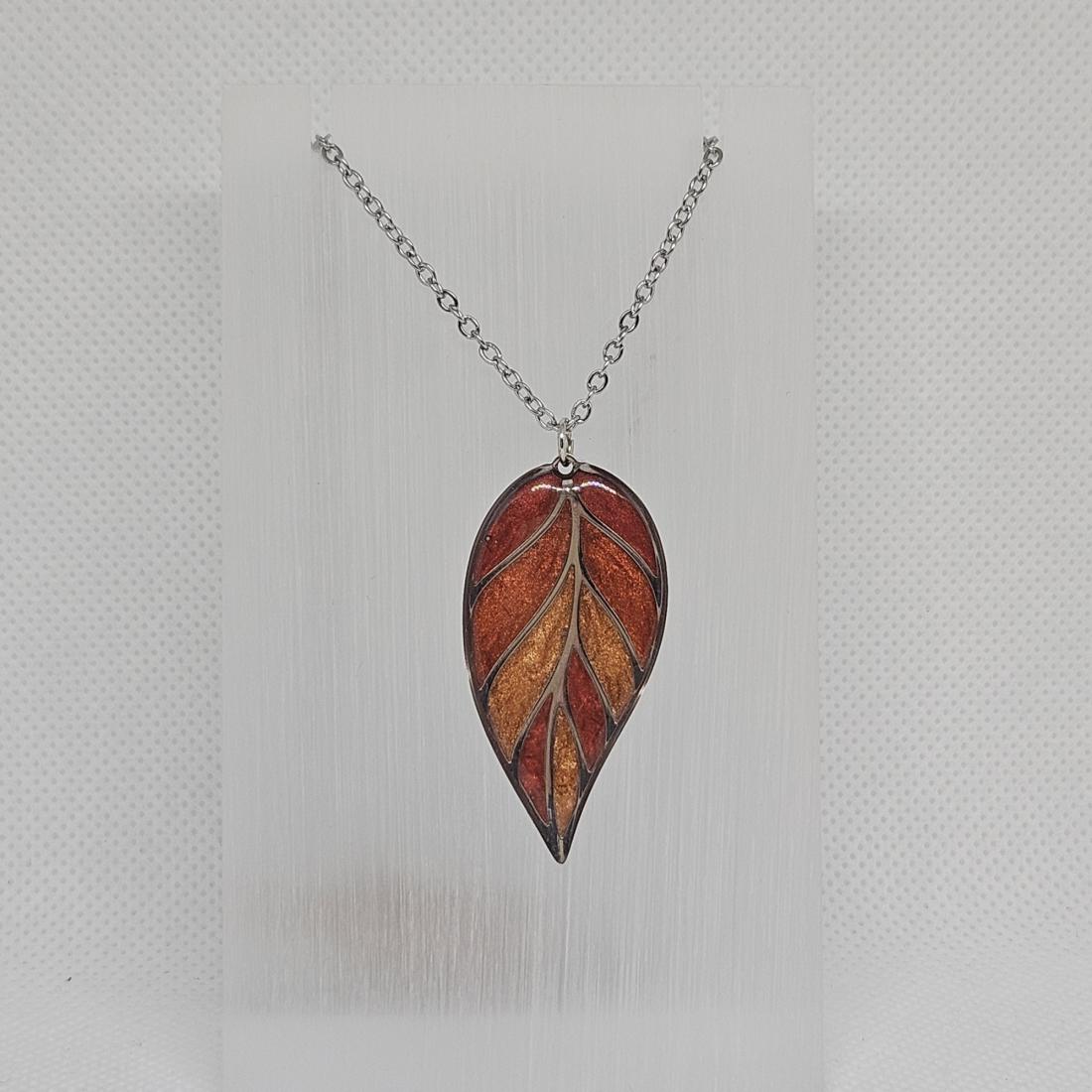 Pendentif en métal et résine