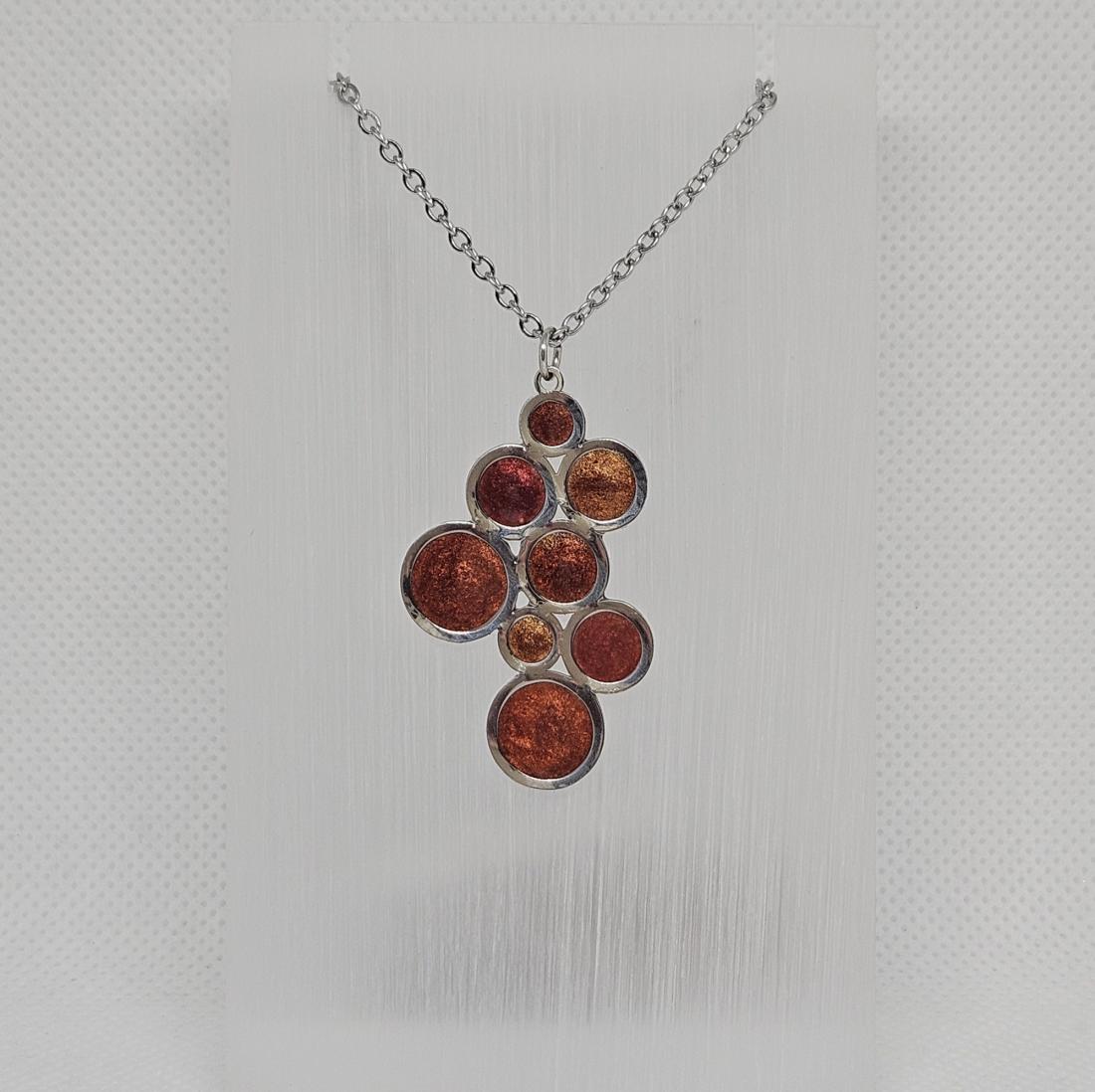 Pendentif en métal et résine
