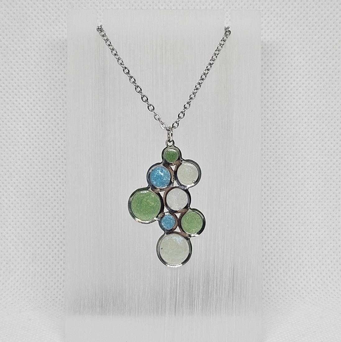Pendentif en métal et résine