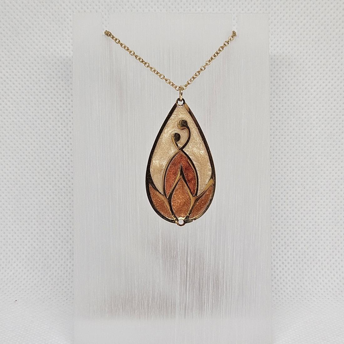 Pendentif en métal et résine