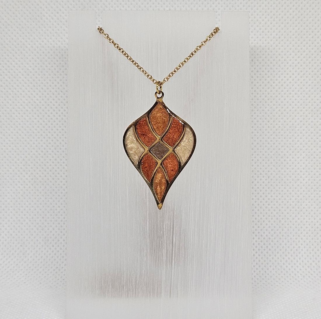 Pendentif en métal et résine