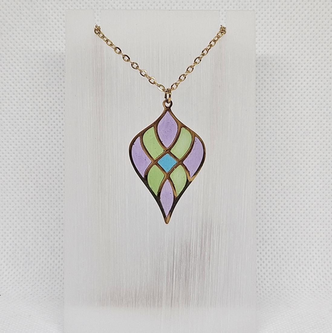 Pendentif en métal et résine