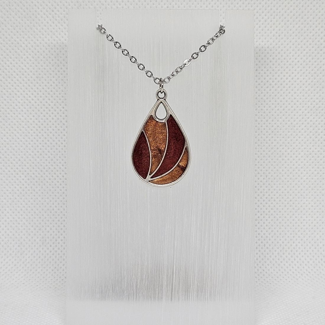 Pendentif en métal et résine
