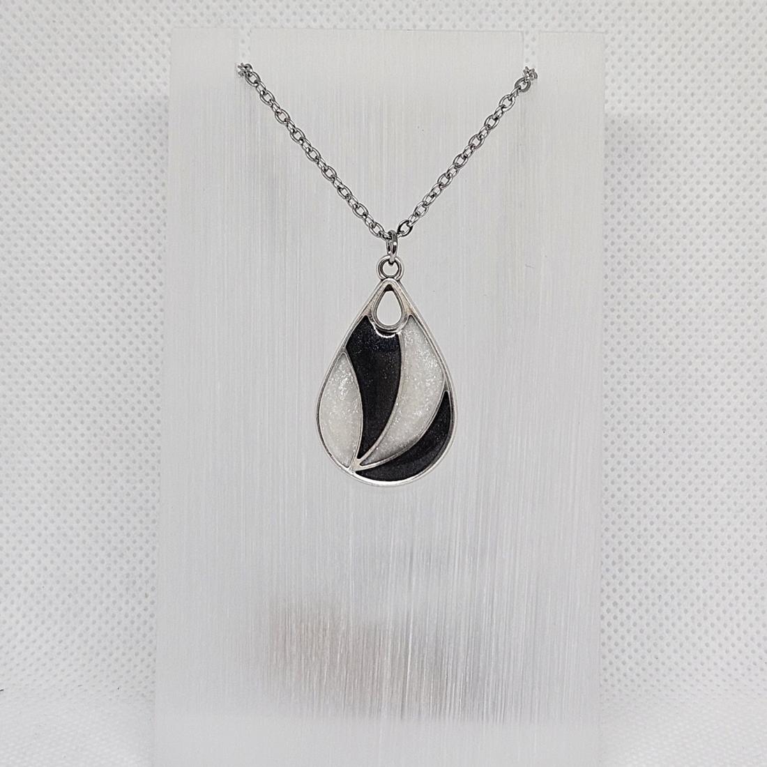Pendentif en métal et résine