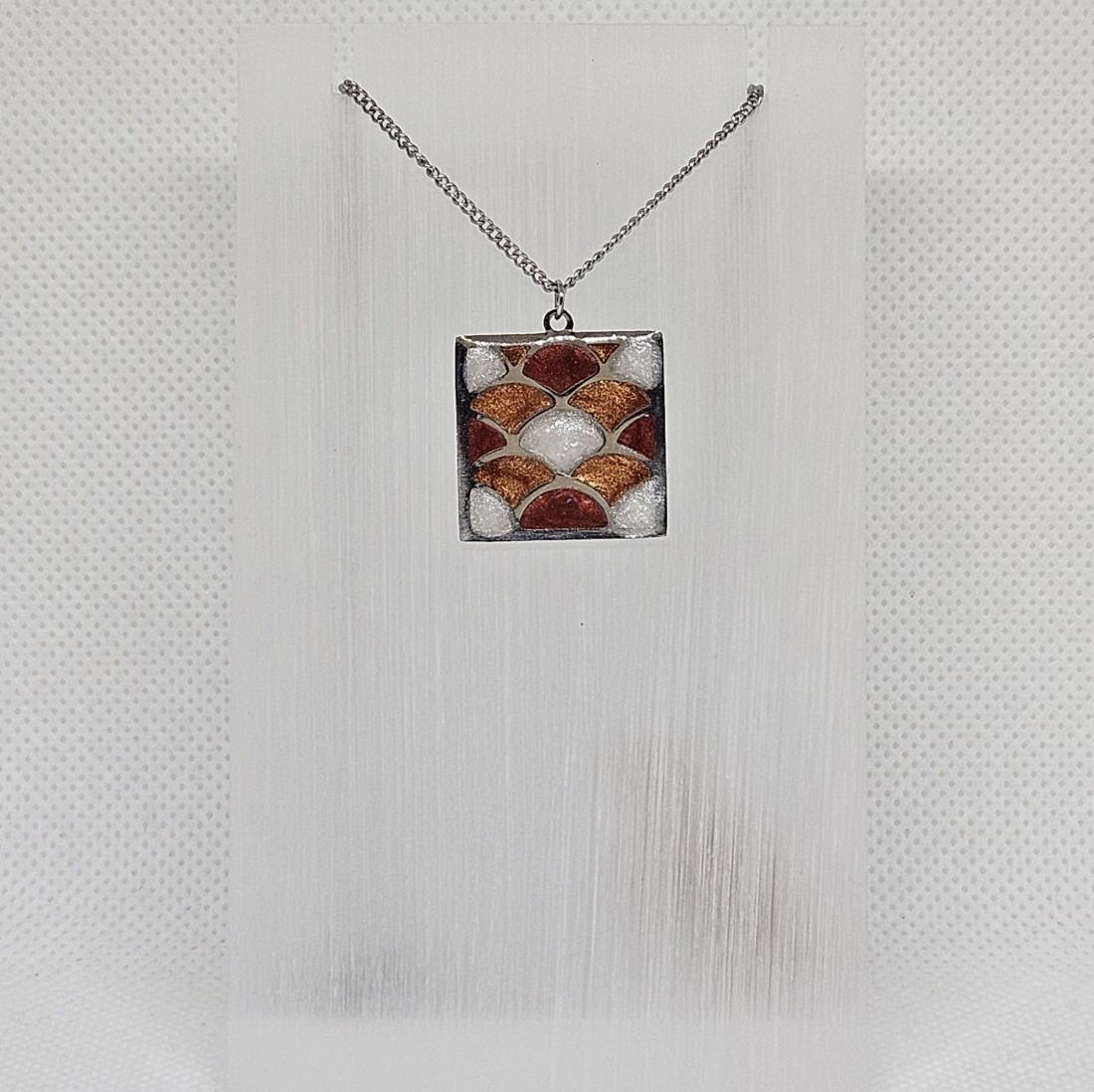 Pendentif en métal et résine
