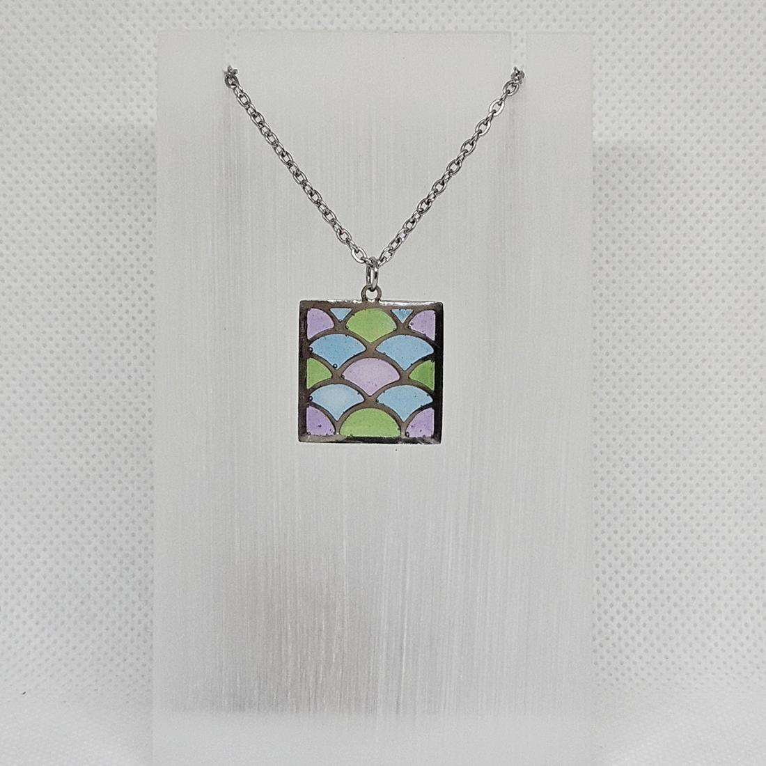 Pendentif en métal et résine