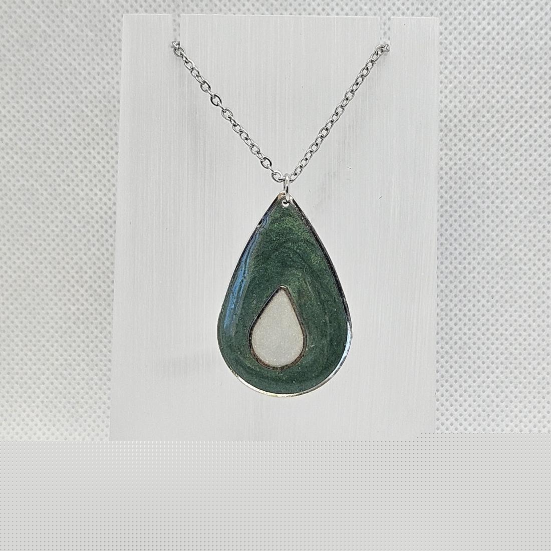 Pendentif en métal et résine