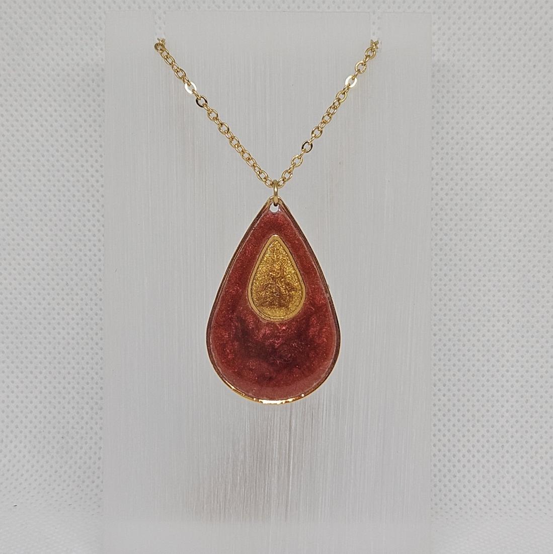 Pendentif en métal et résine