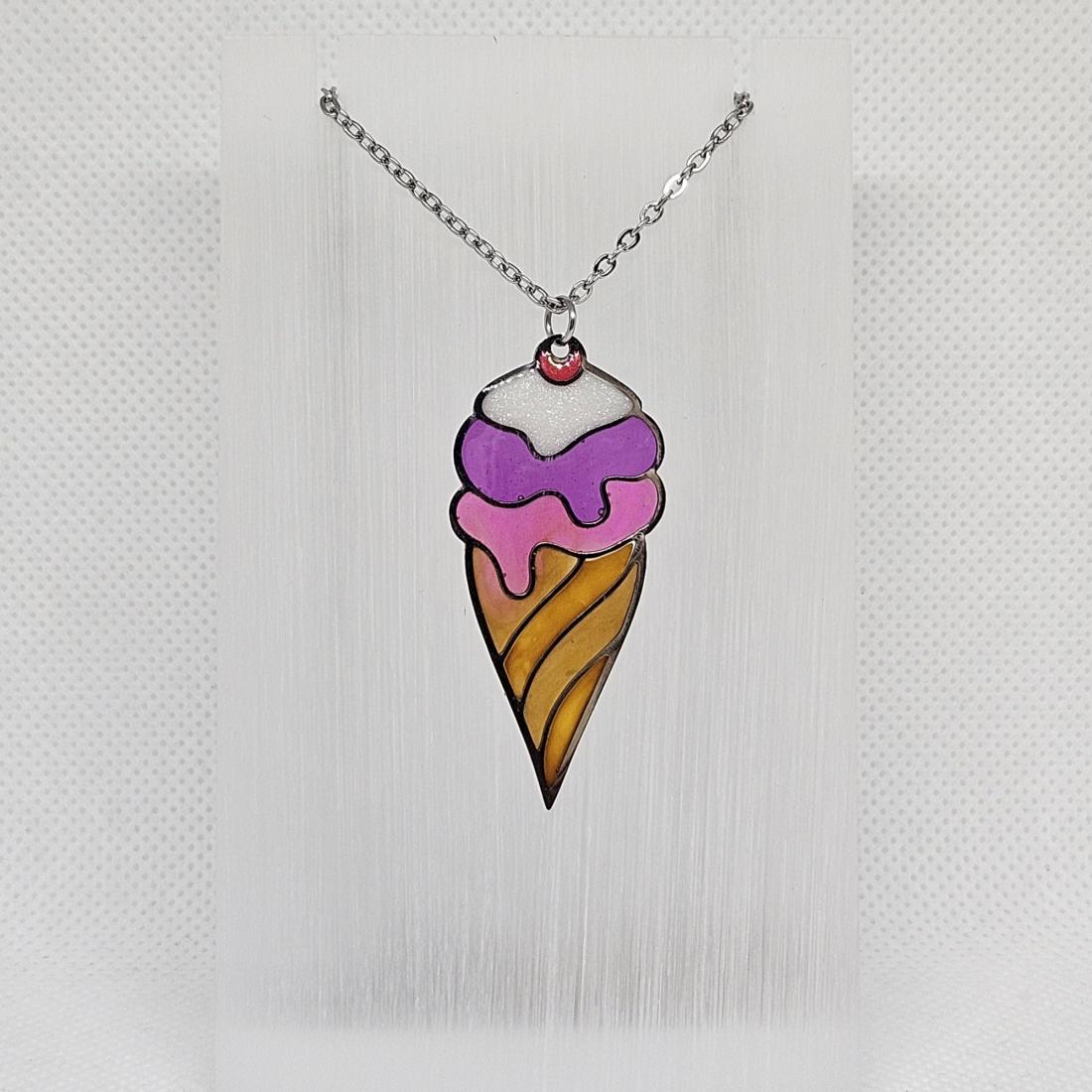 Pendentif en métal et résine