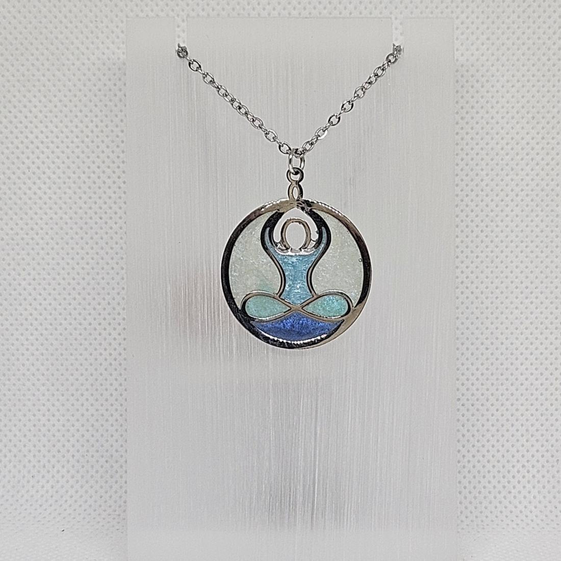 Pendentif en métal et résine