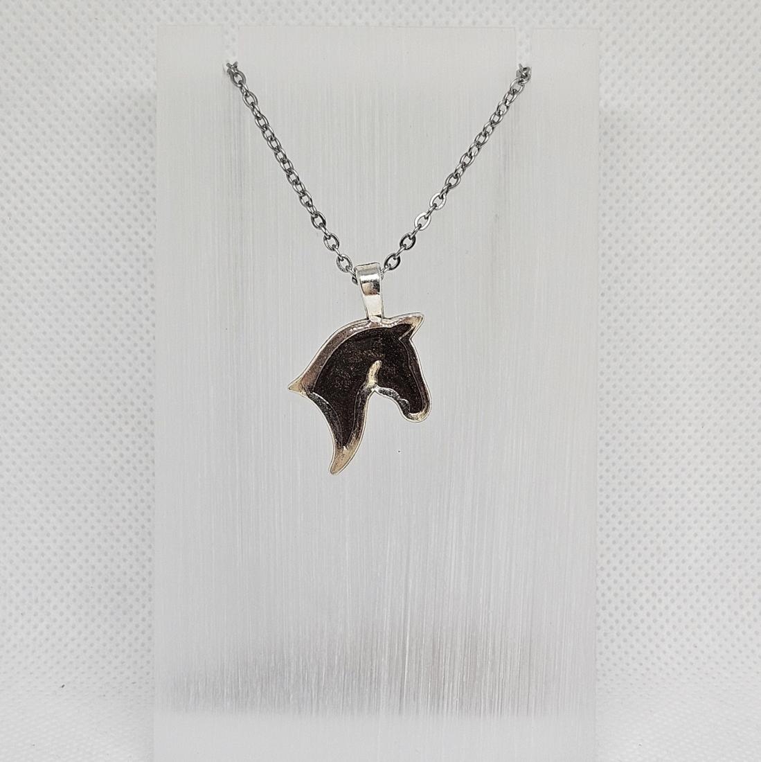 Pendentif en métal et résine