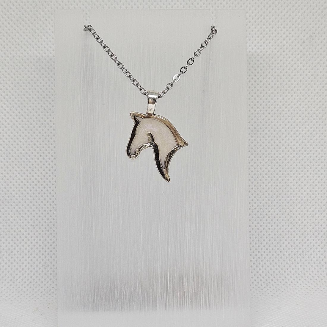 Pendentif en métal et résine