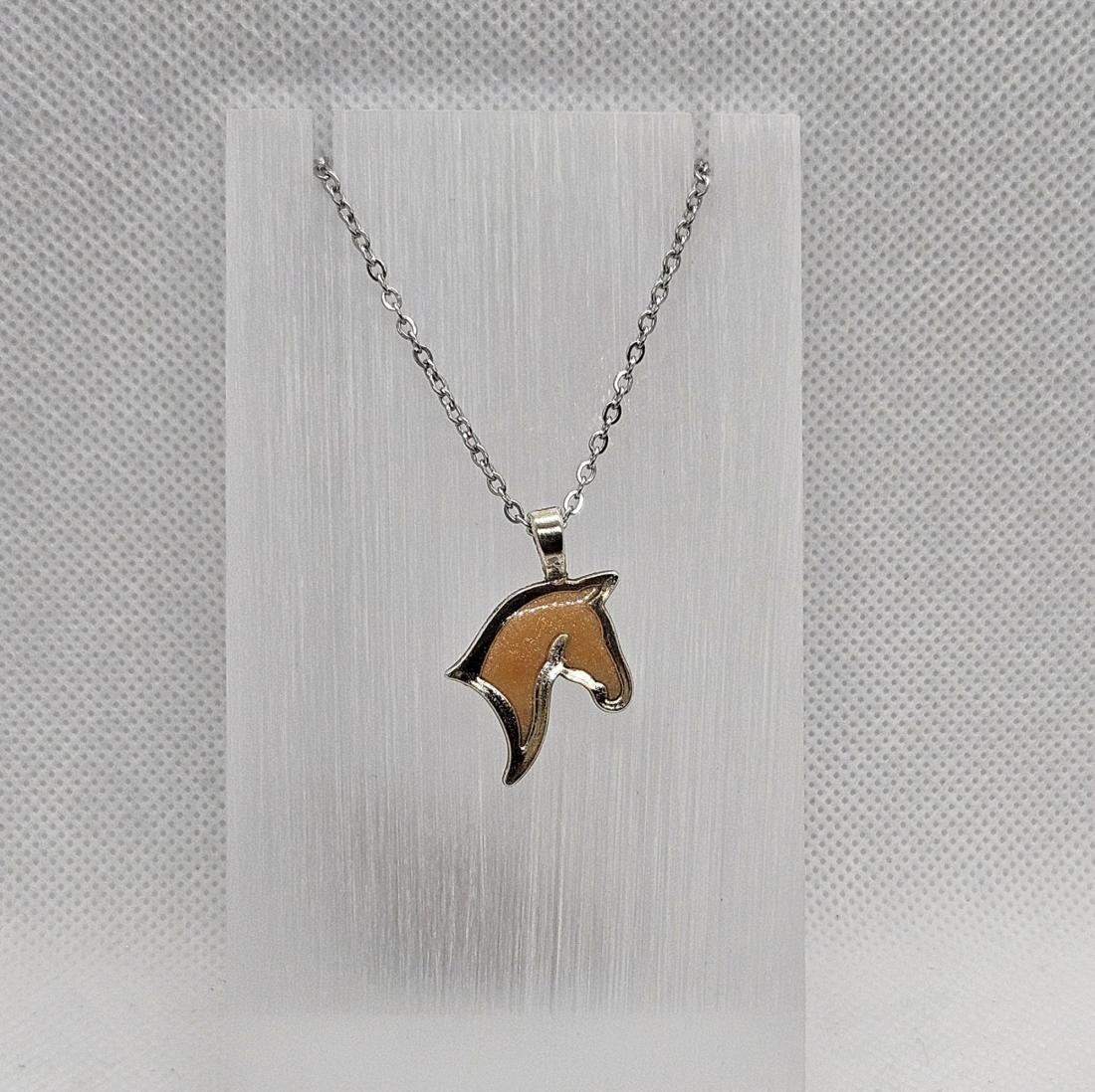 Pendentif en métal et résine