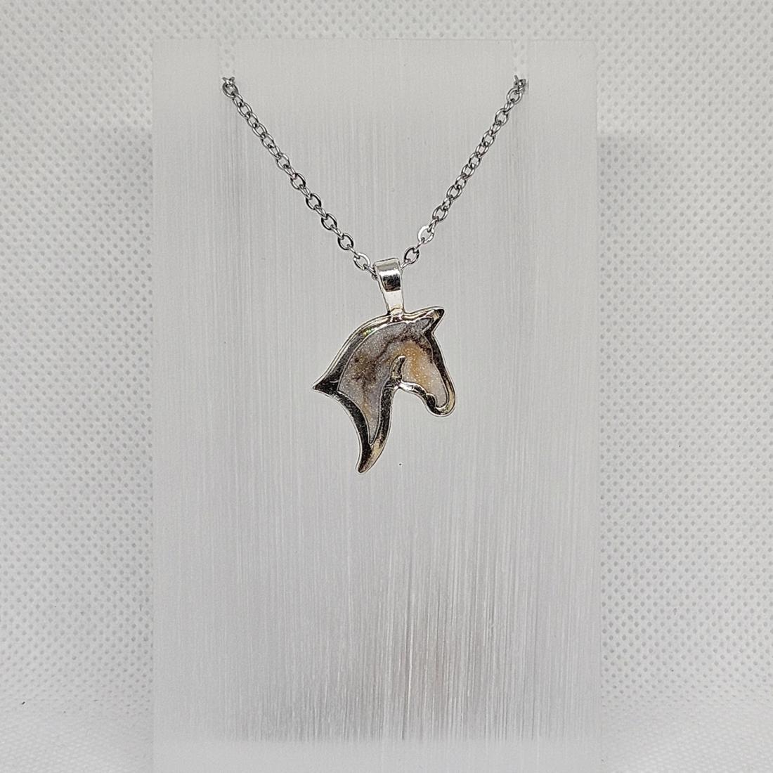 Pendentif en métal et résine