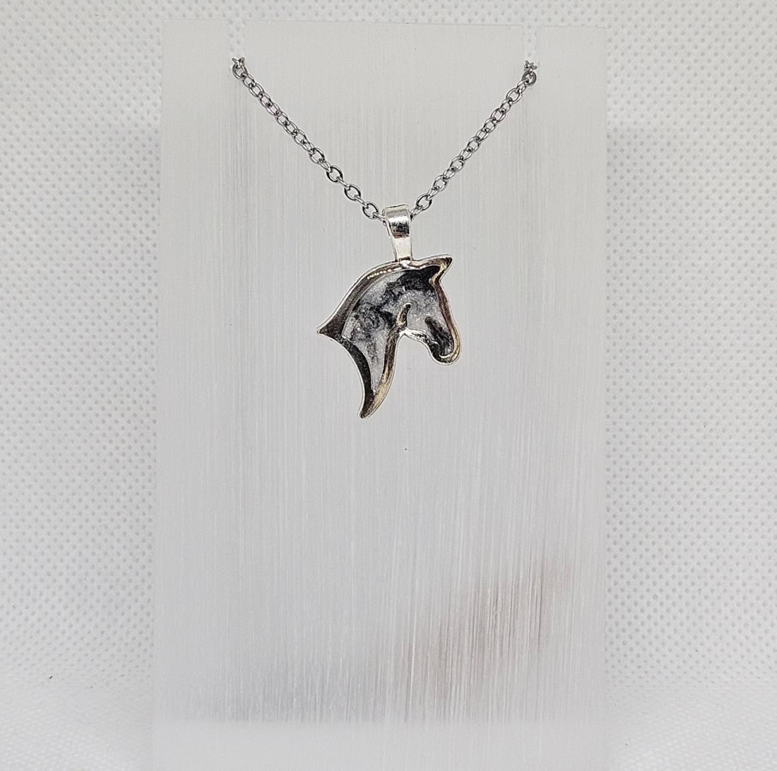 Pendentif en métal et résine
