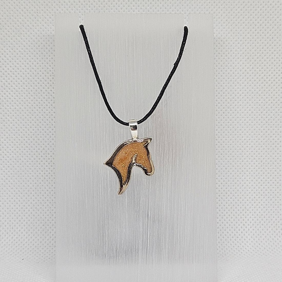 Pendentif en métal et résine