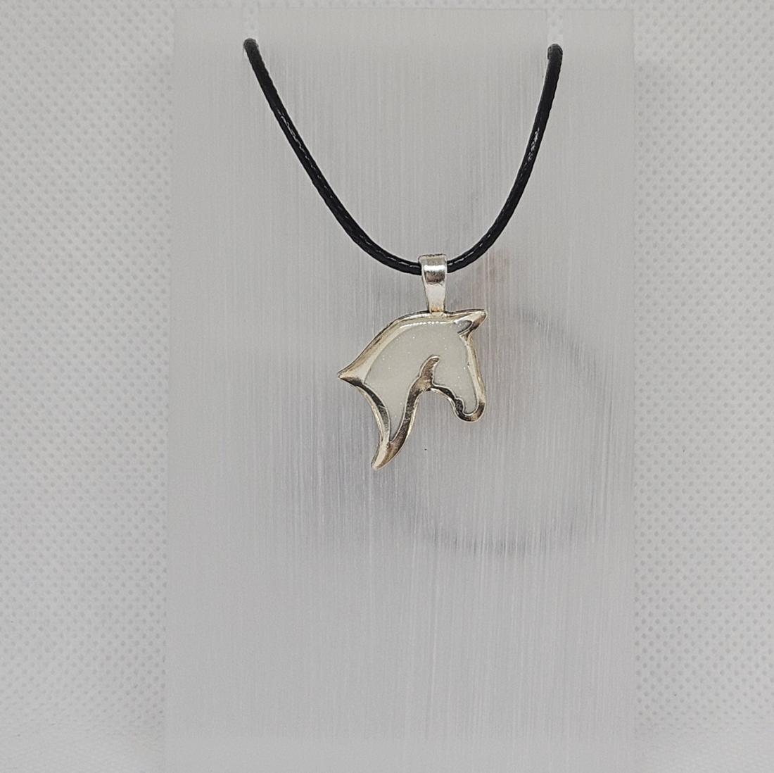Pendentif en métal et résine