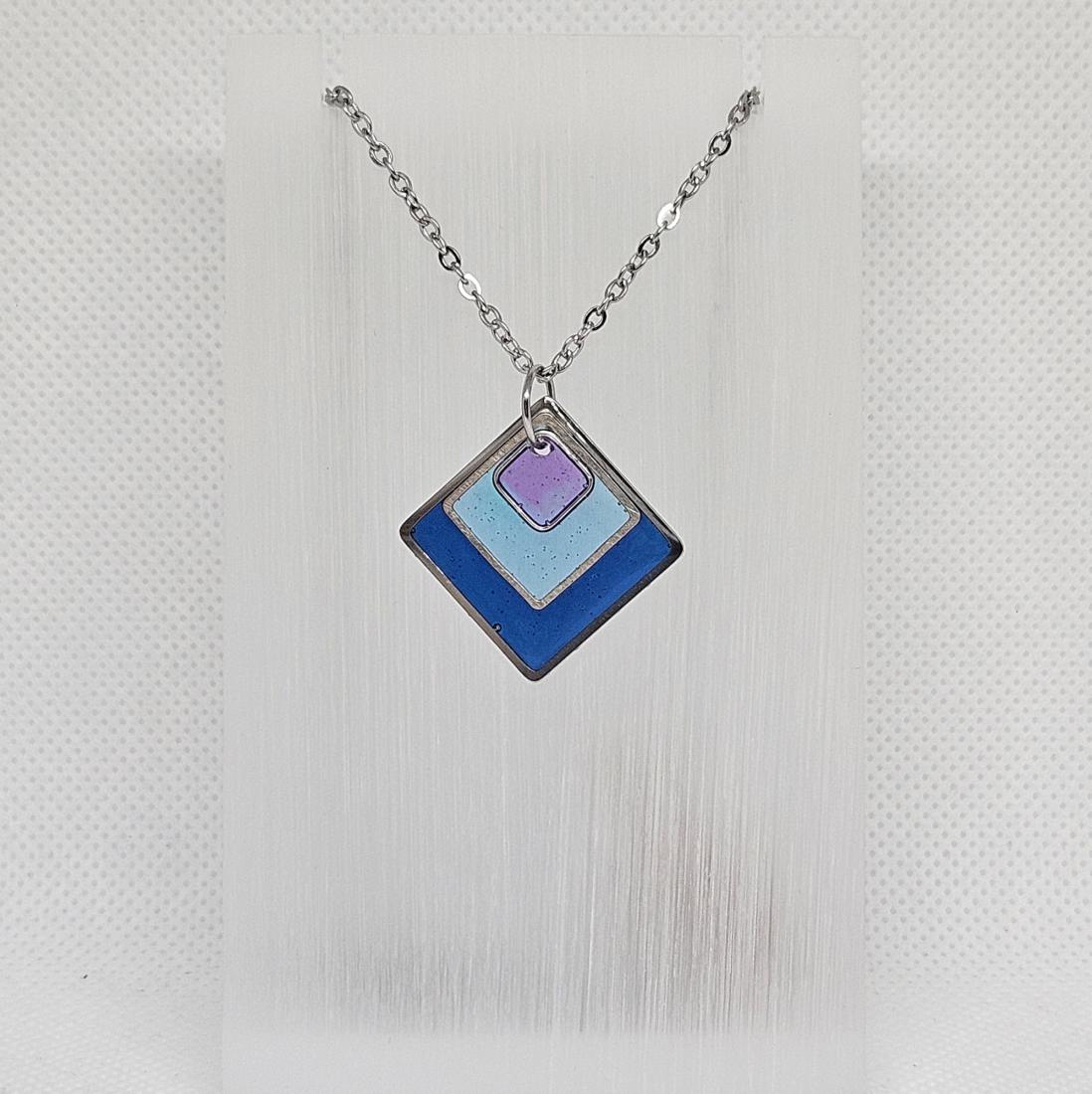 Pendentif en métal et résine
