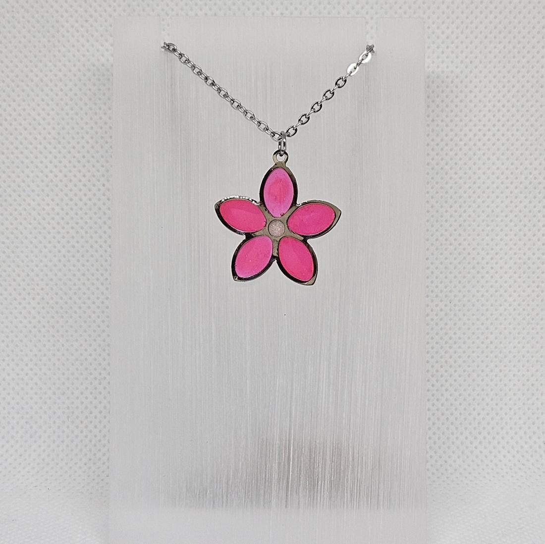 Pendentif en métal et résine