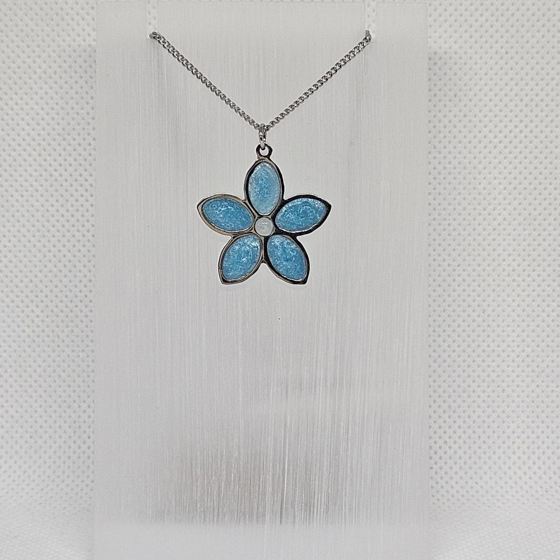 Pendentif en métal et résine