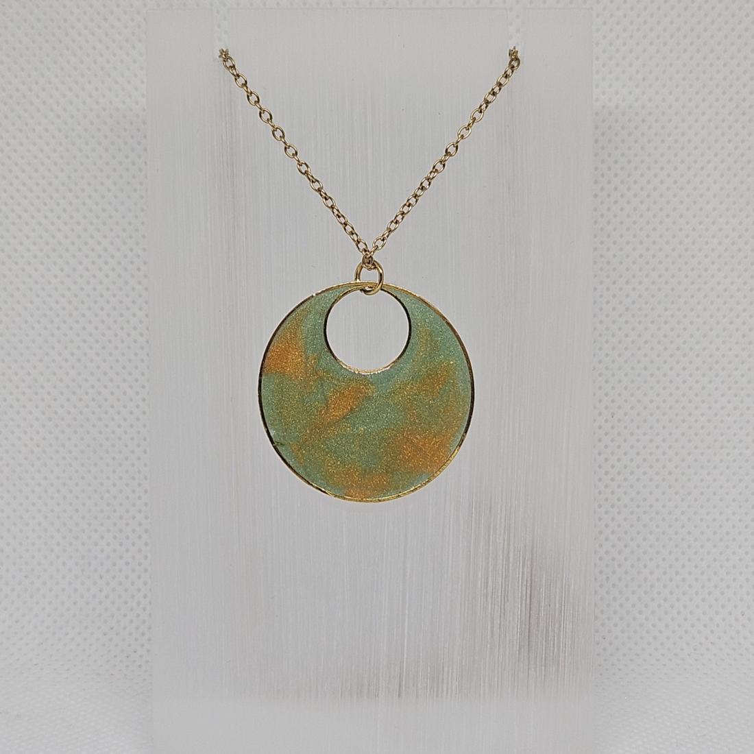 Pendentif en métal et résine