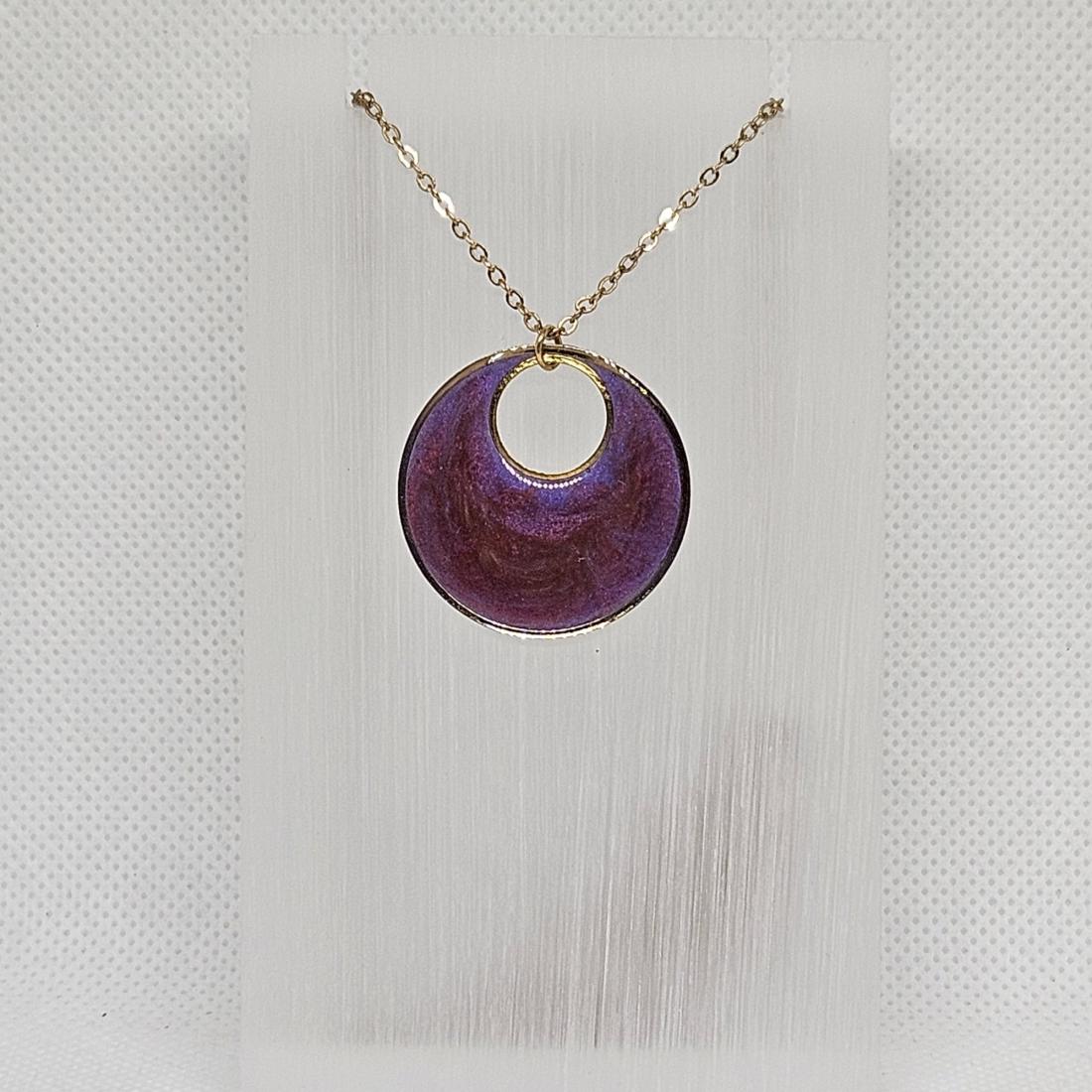 Pendentif en métal et résine