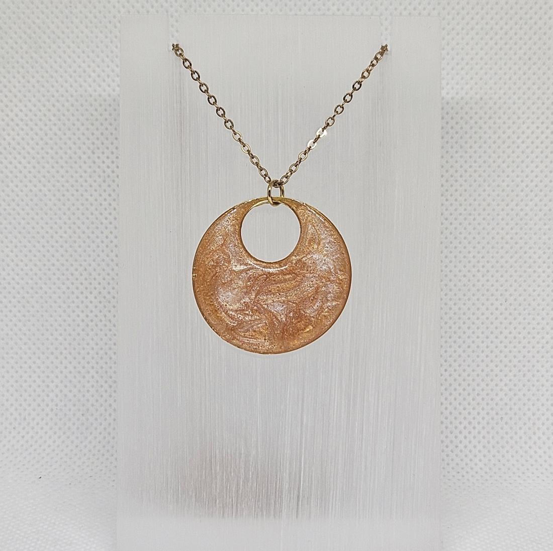Pendentif en métal et résine