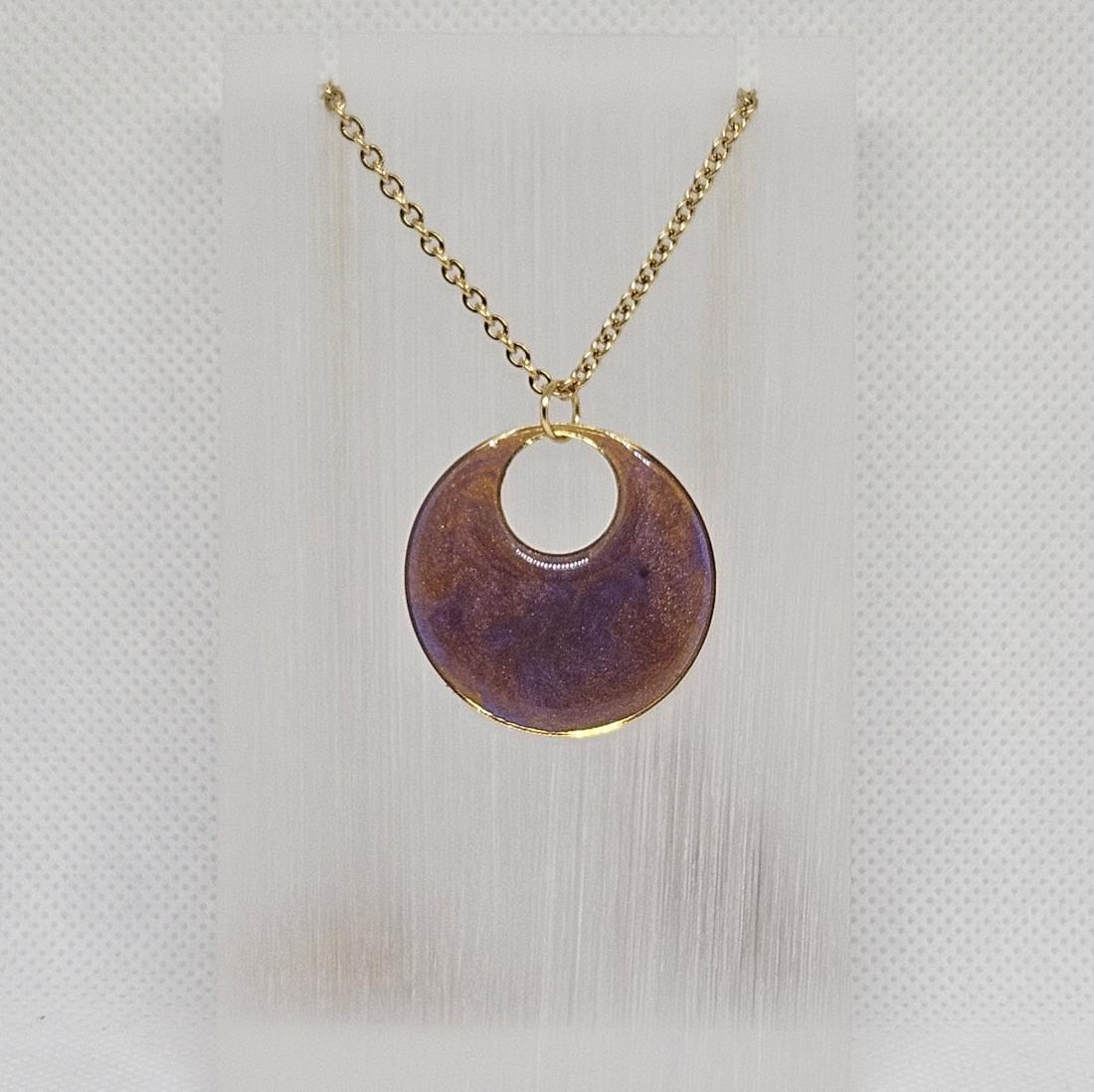 Pendentif en métal et résine