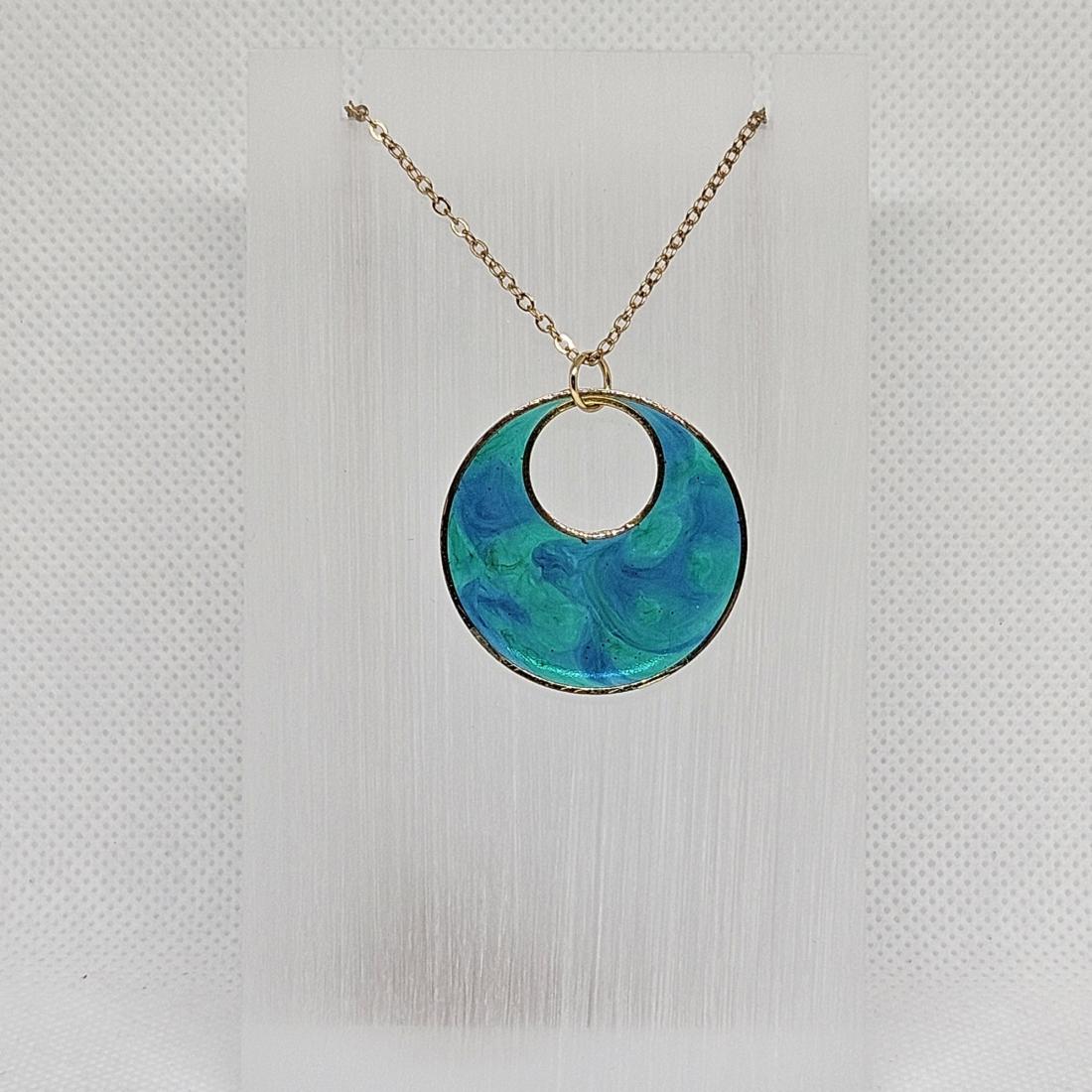 Pendentif en métal et résine