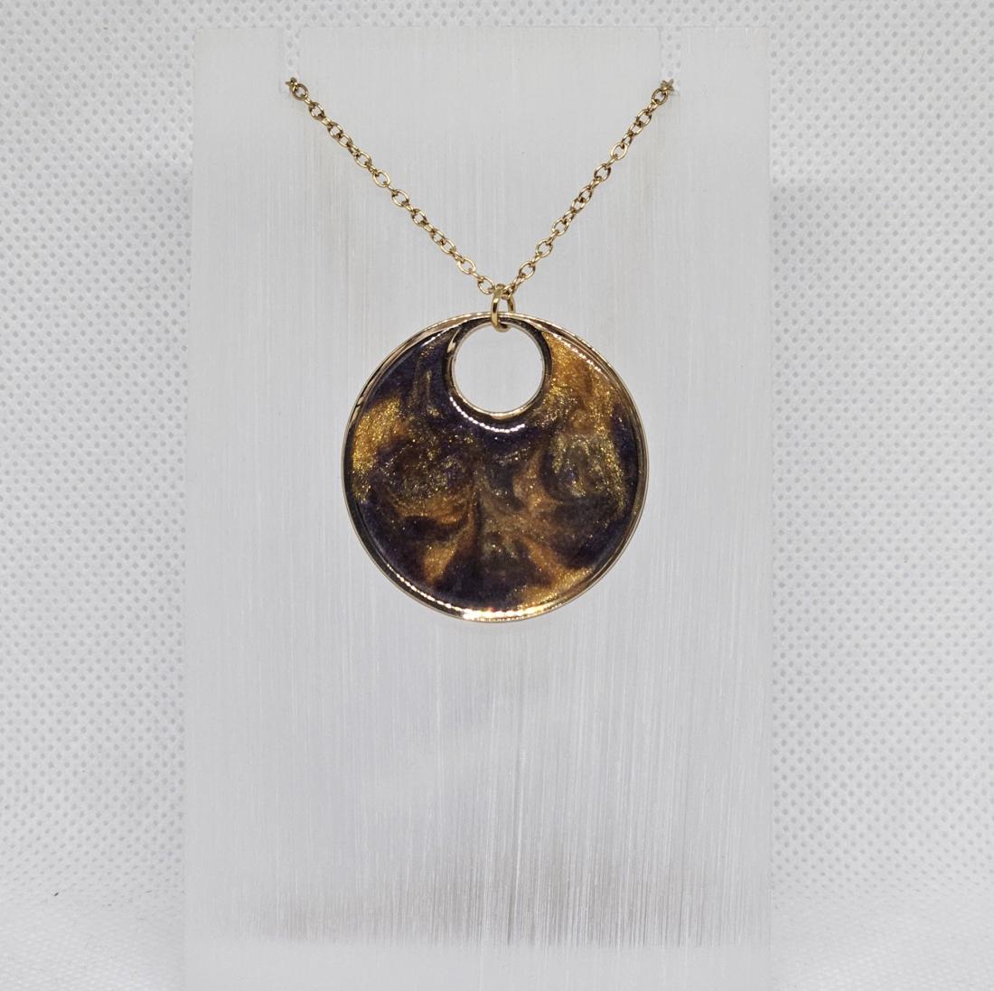 Pendentif en métal et résine