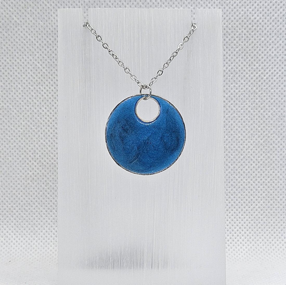 Pendentif en métal et résine
