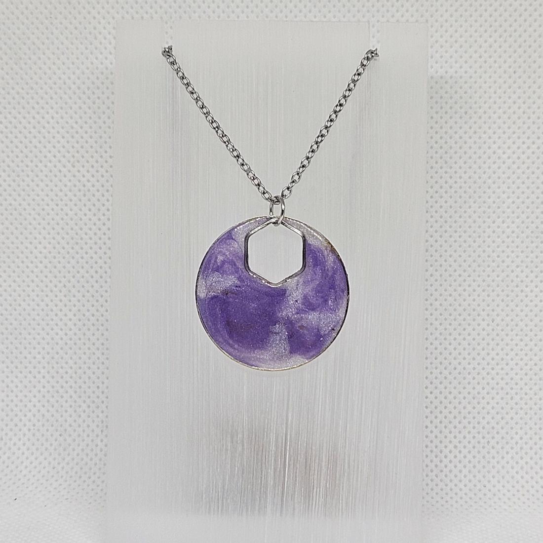 Pendentif en métal et résine