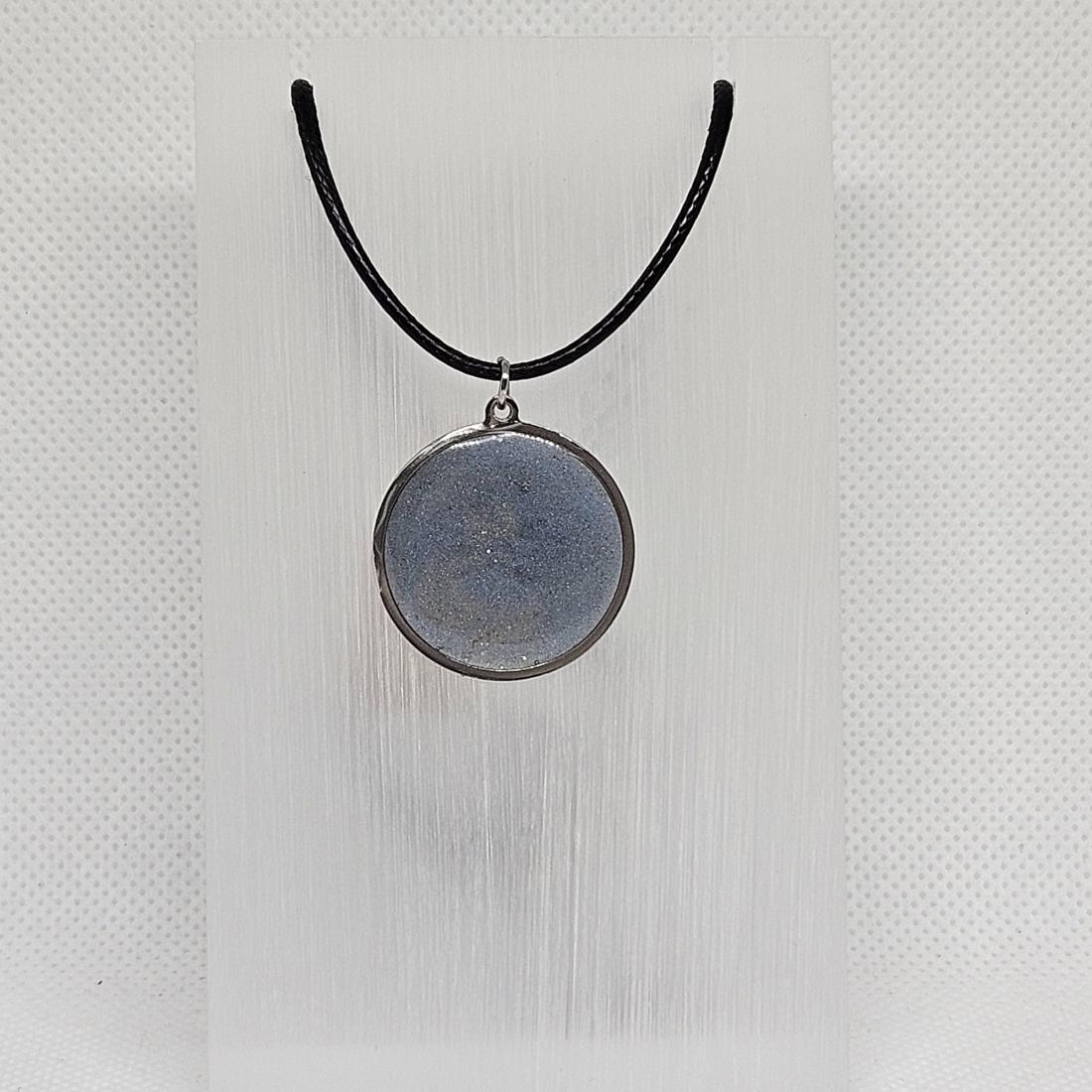 Pendentif en métal et résine