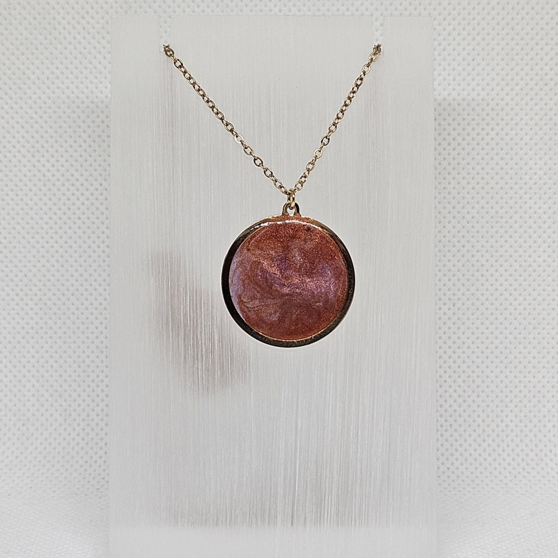 Pendentif en métal et résine