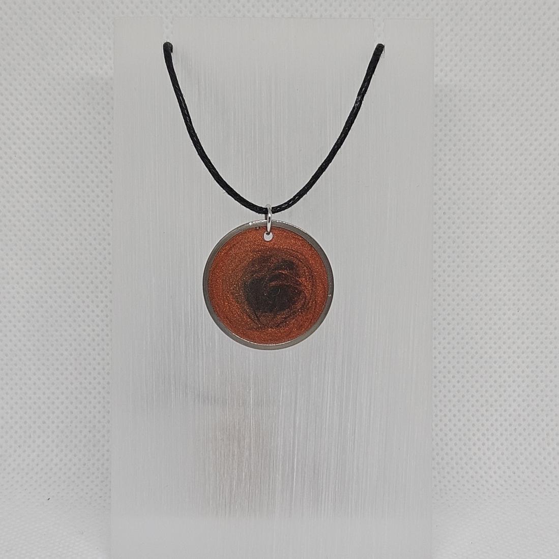 Pendentif en métal et résine