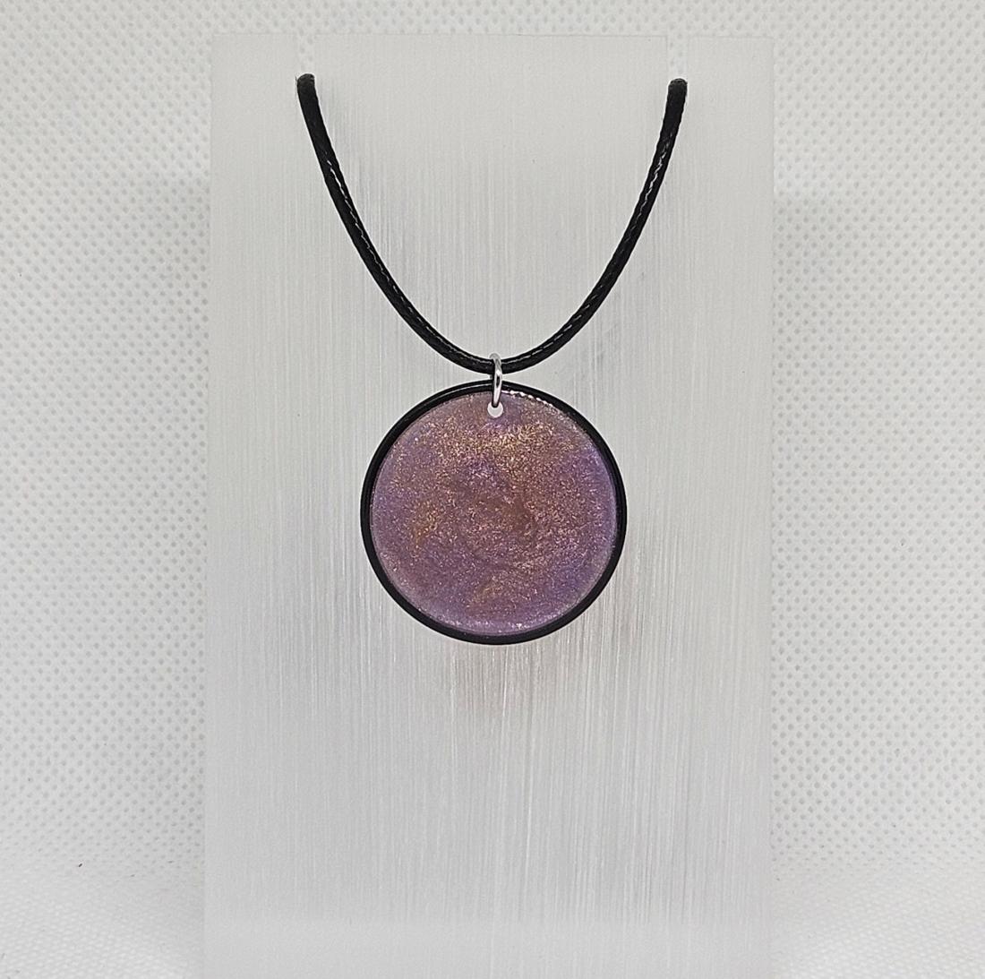 Pendentif en métal et résine