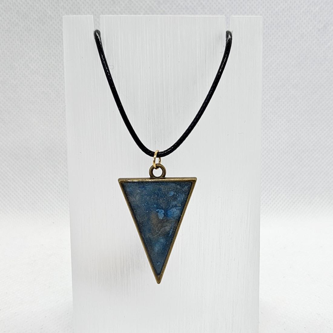 Pendentif en métal et résine