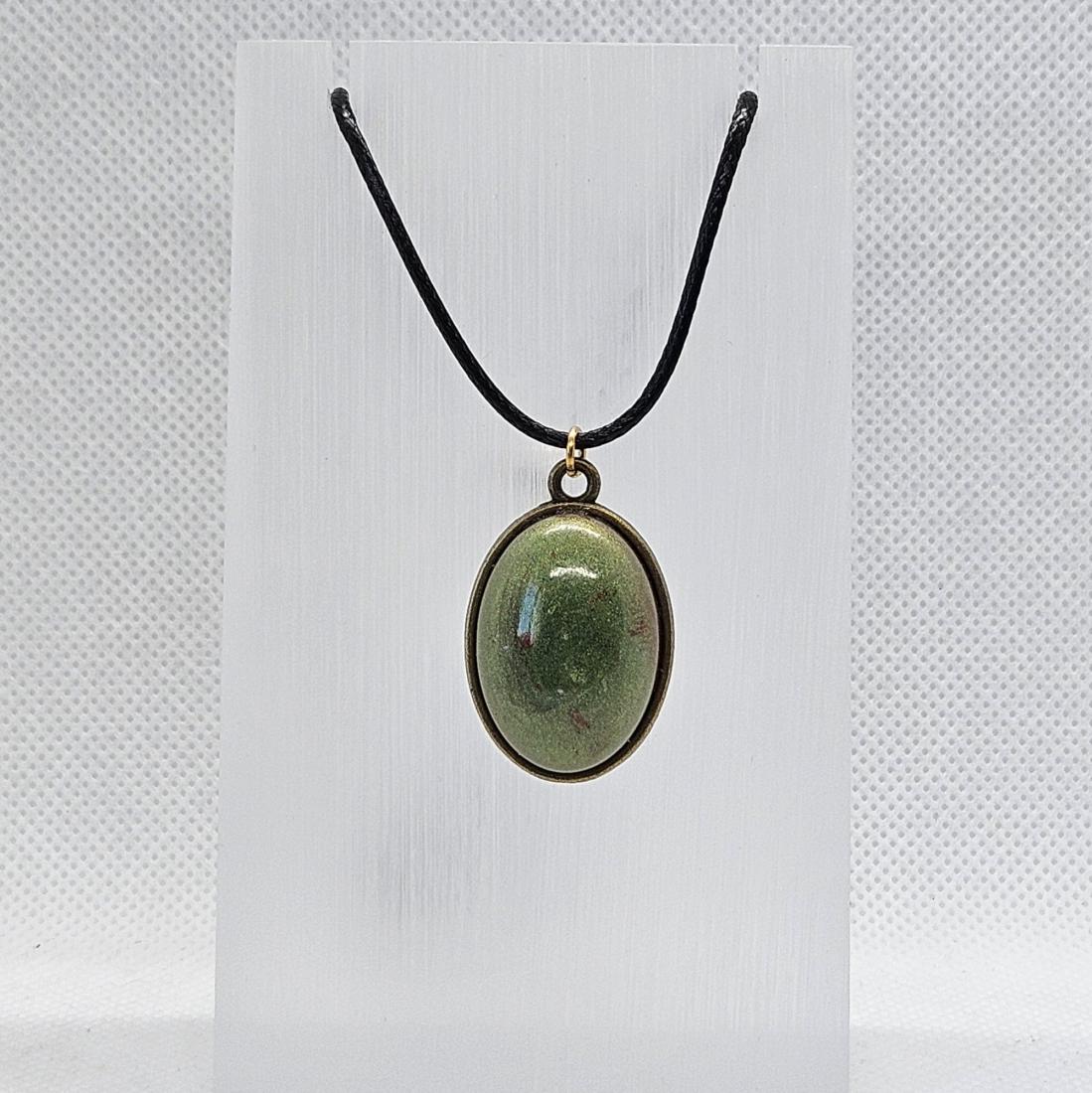 Pendentif en métal et résine