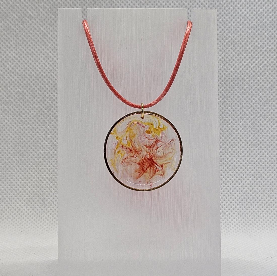 Pendentif en métal et résine