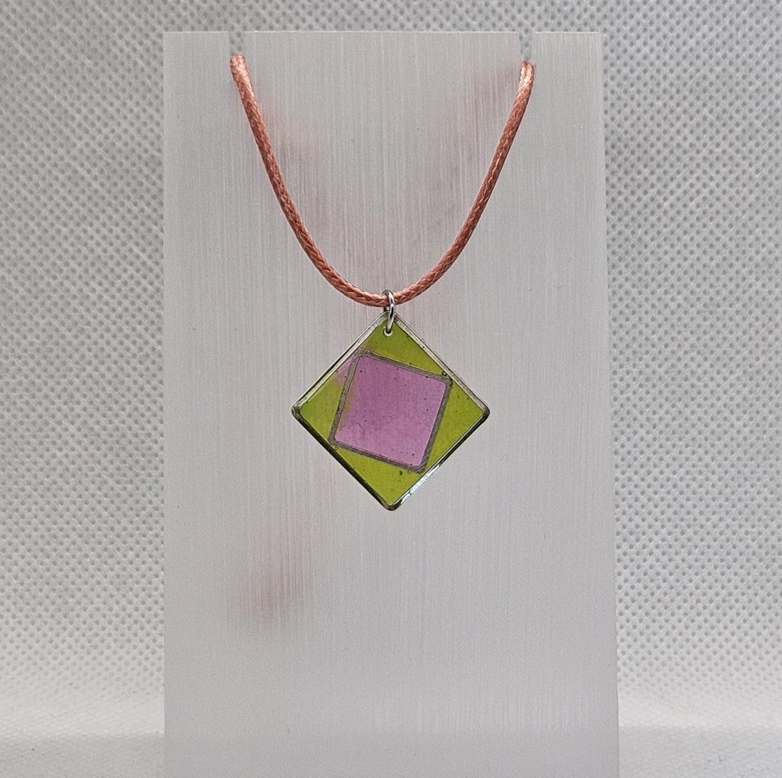 Pendentif en métal et résine