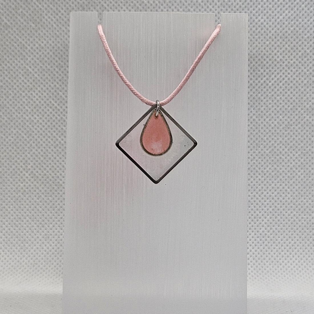 Pendentif en métal et résine