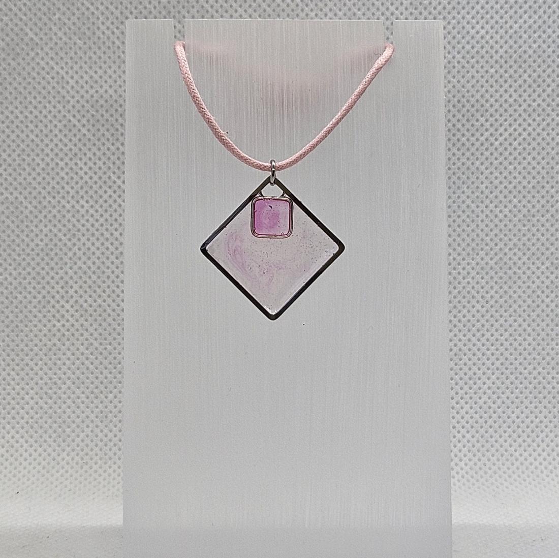 Pendentif en métal et résine