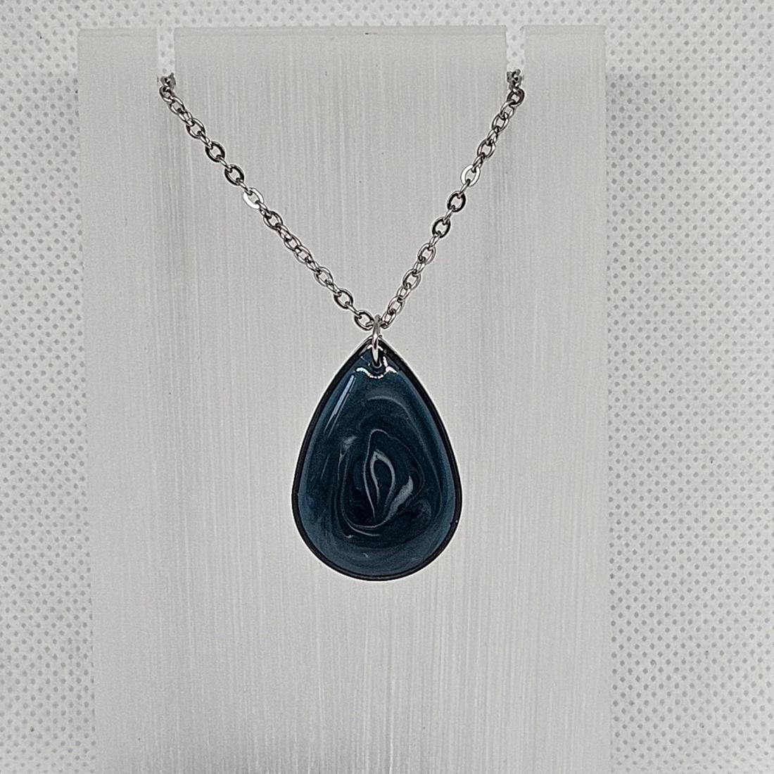Pendentif en métal et résine