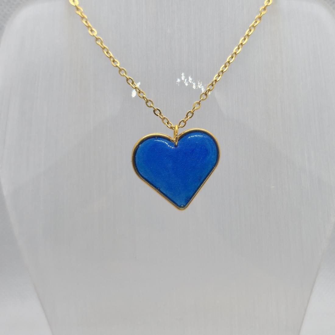 Pendentif en métal et résine