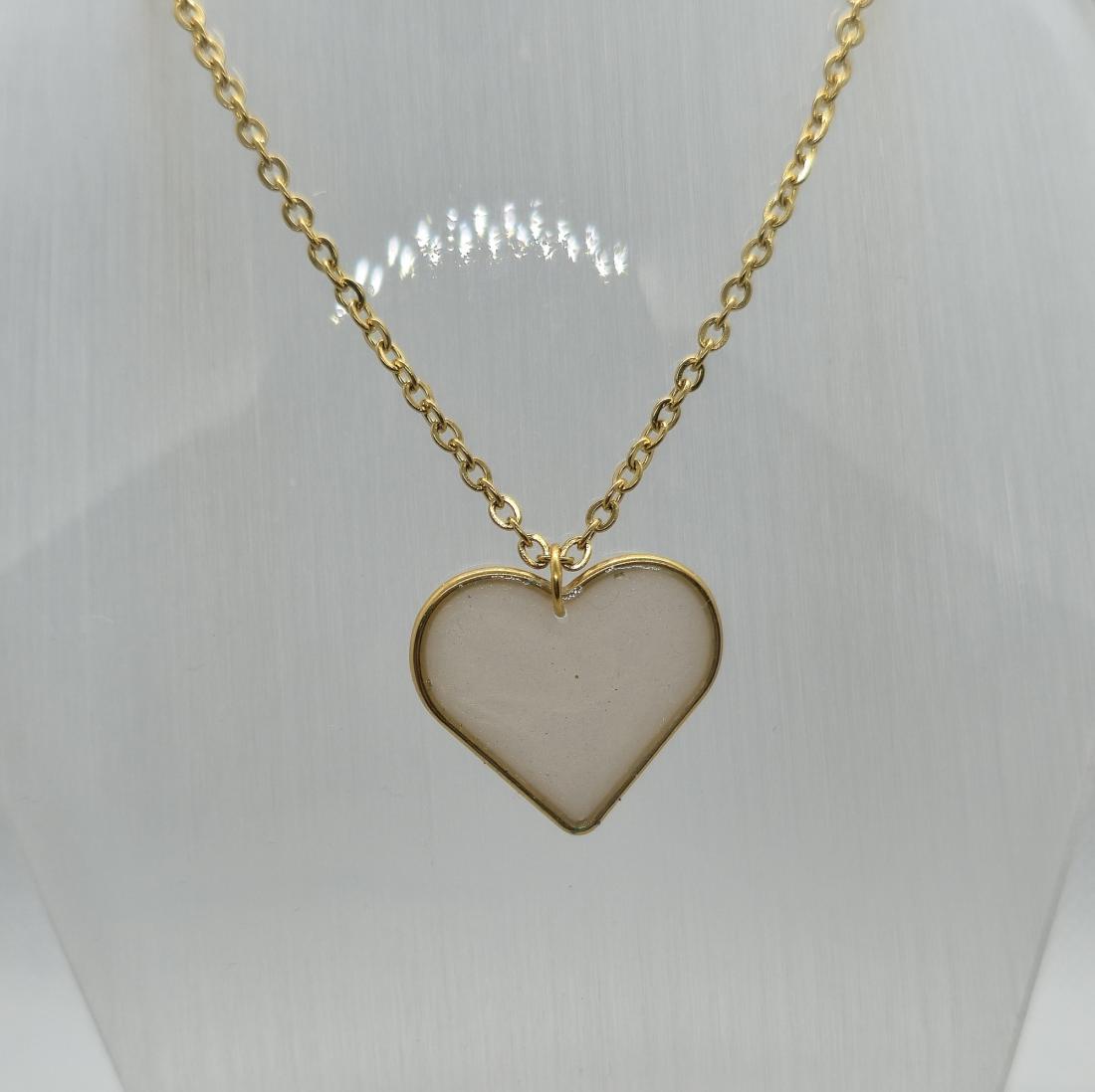 Pendentif en métal et résine